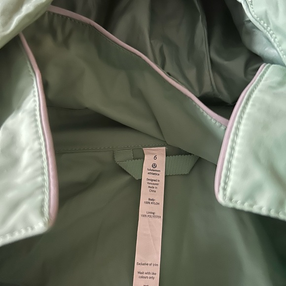 Never worn rain jacket lululemon - Picture 4 of 8